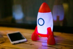 Veilleuse Fusée Rouge -Animalière Décoration Magasin file 1734