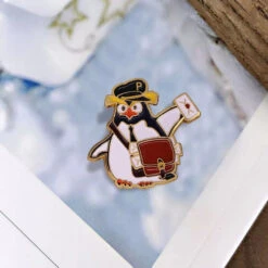 Pins Pingouin Facteur -Animalière Décoration Magasin file 2377