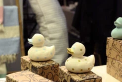 Canard à Pois Roses -Animalière Décoration Magasin file 3932